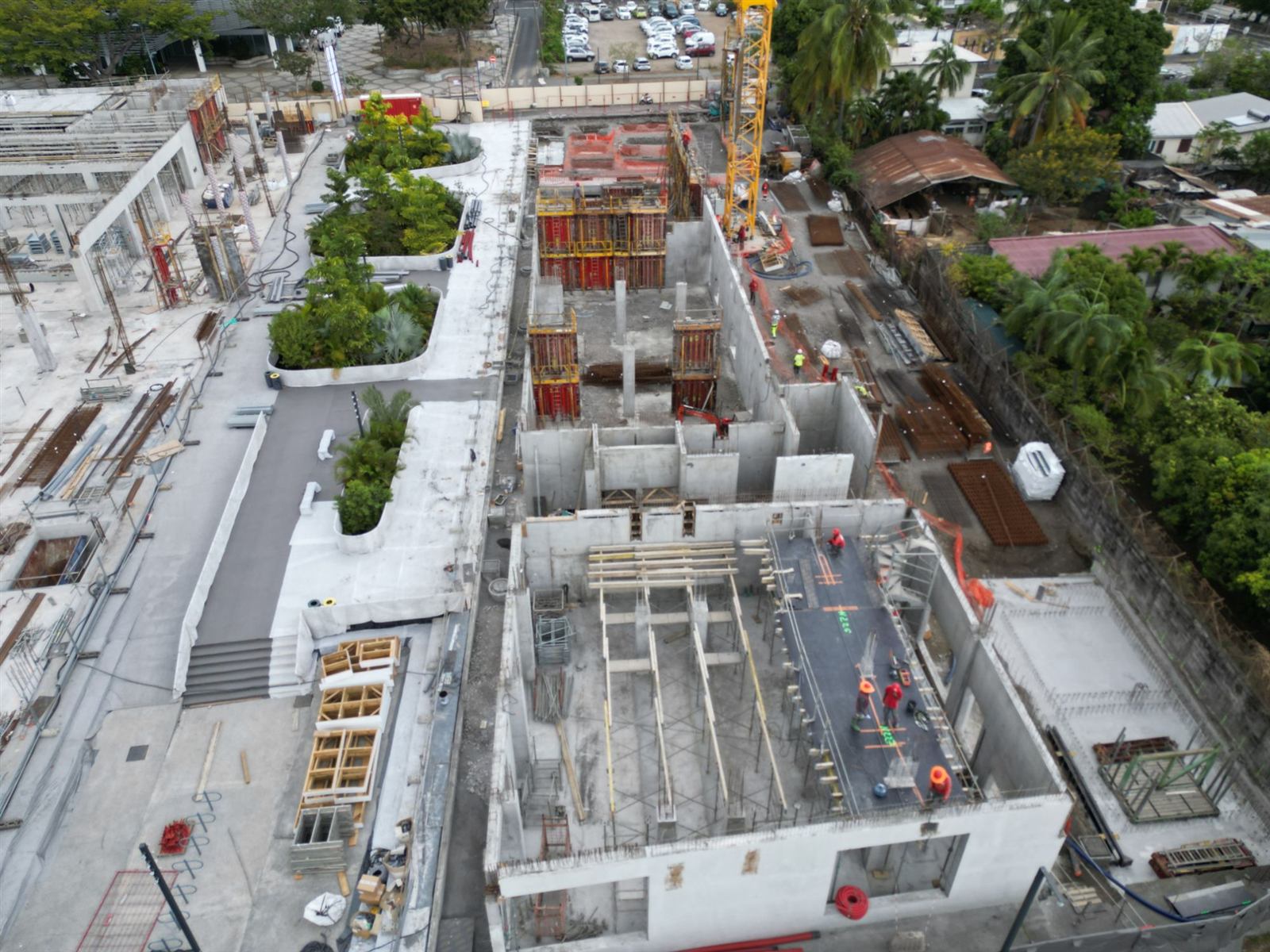 Voiles béton et coffrages en cours sur le chantier