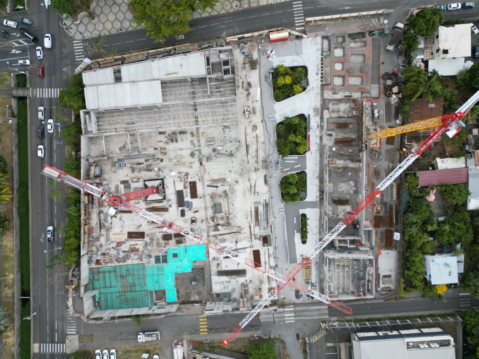Vue aérienne verticale du chantier Le Deck et Les Salins à Saint-Paul, avec deux grues à tour