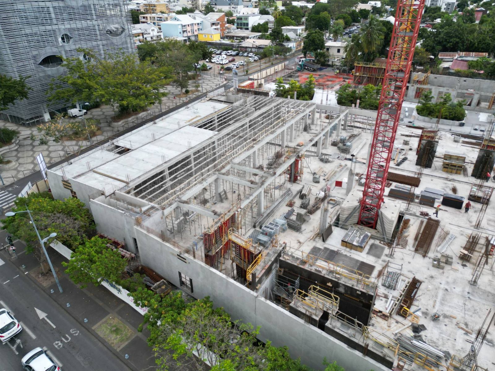 Structure béton, poteaux et poutres en cours d'exécution