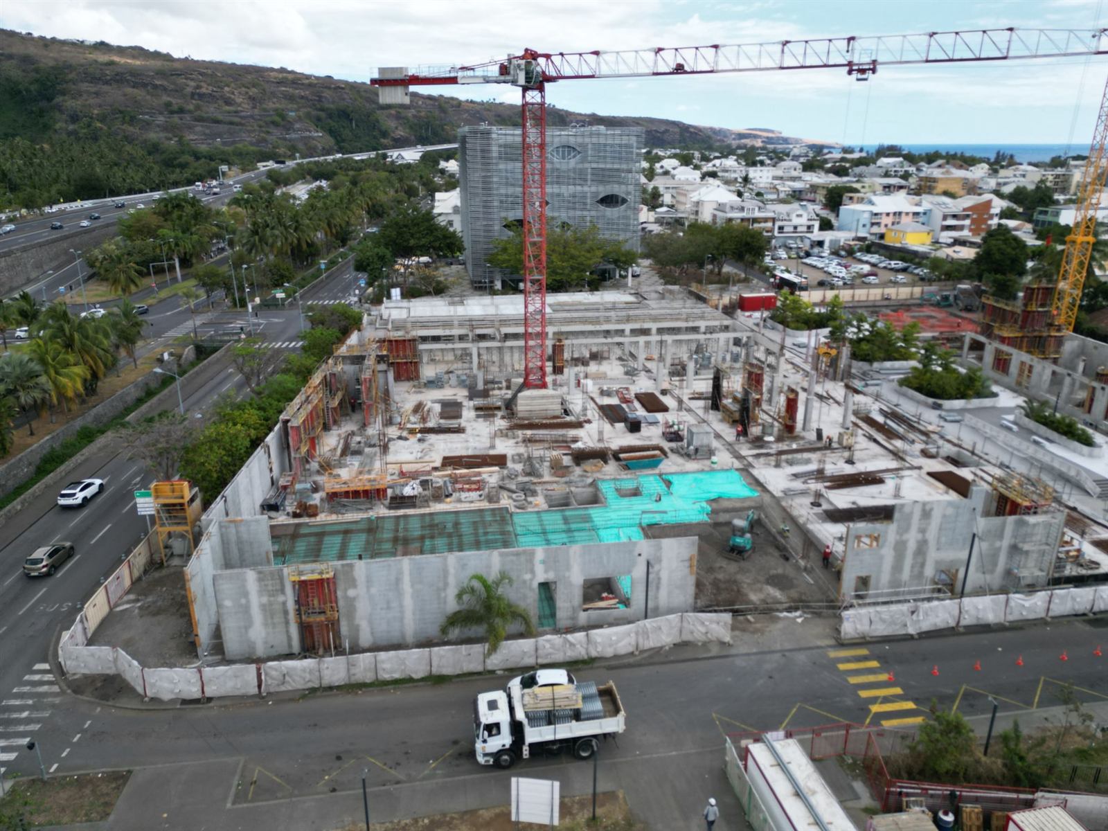 Vue d'ensemble du chantier depuis le front de mer de Saint-Paul