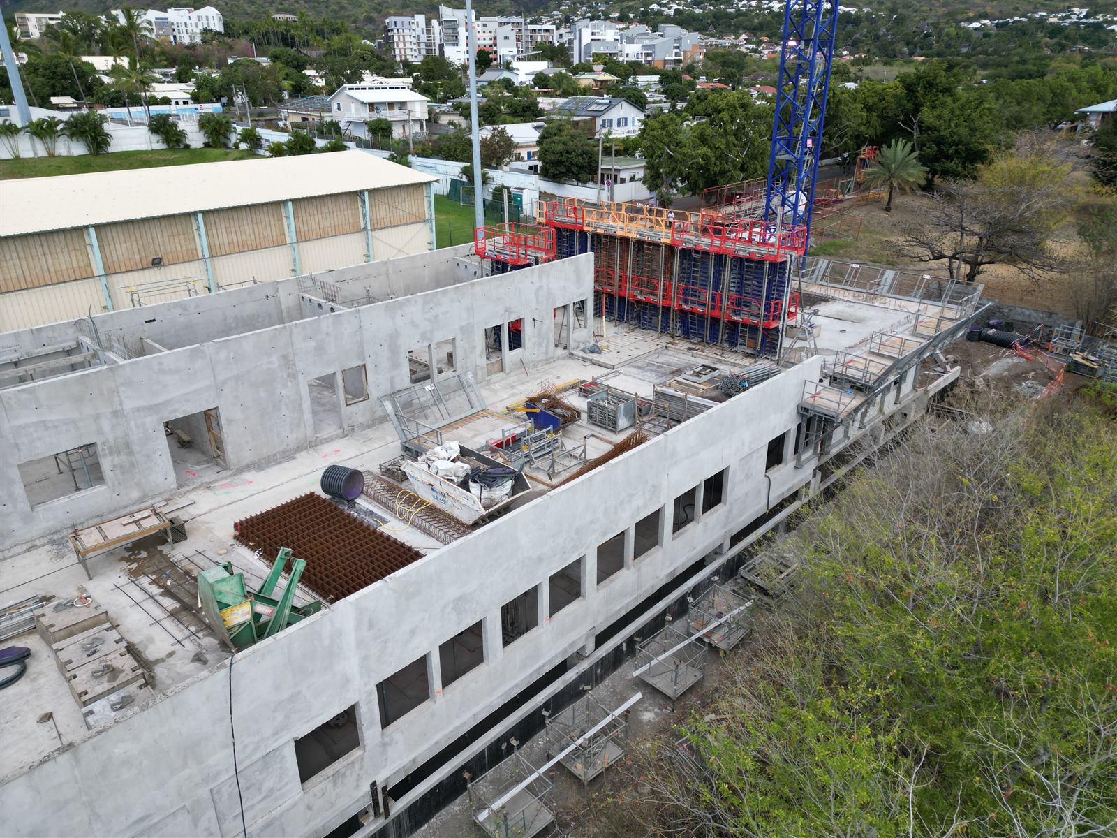 Façade percée de fenêtres et banches de coffrage