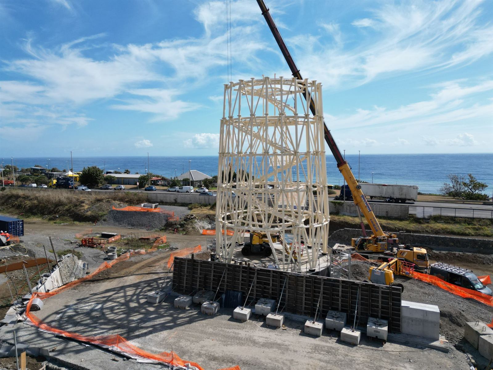 Levage de la structure métallique en treillis face à l'océan