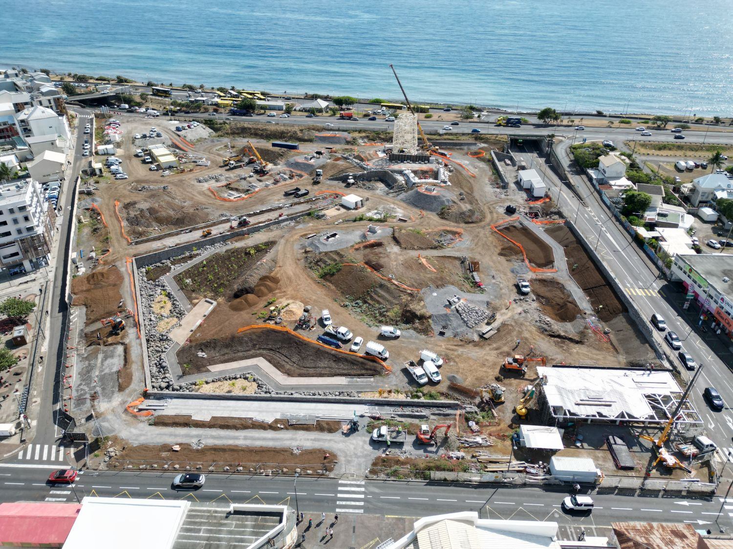 Vue aérienne d'ensemble du parc en travaux en bord de mer