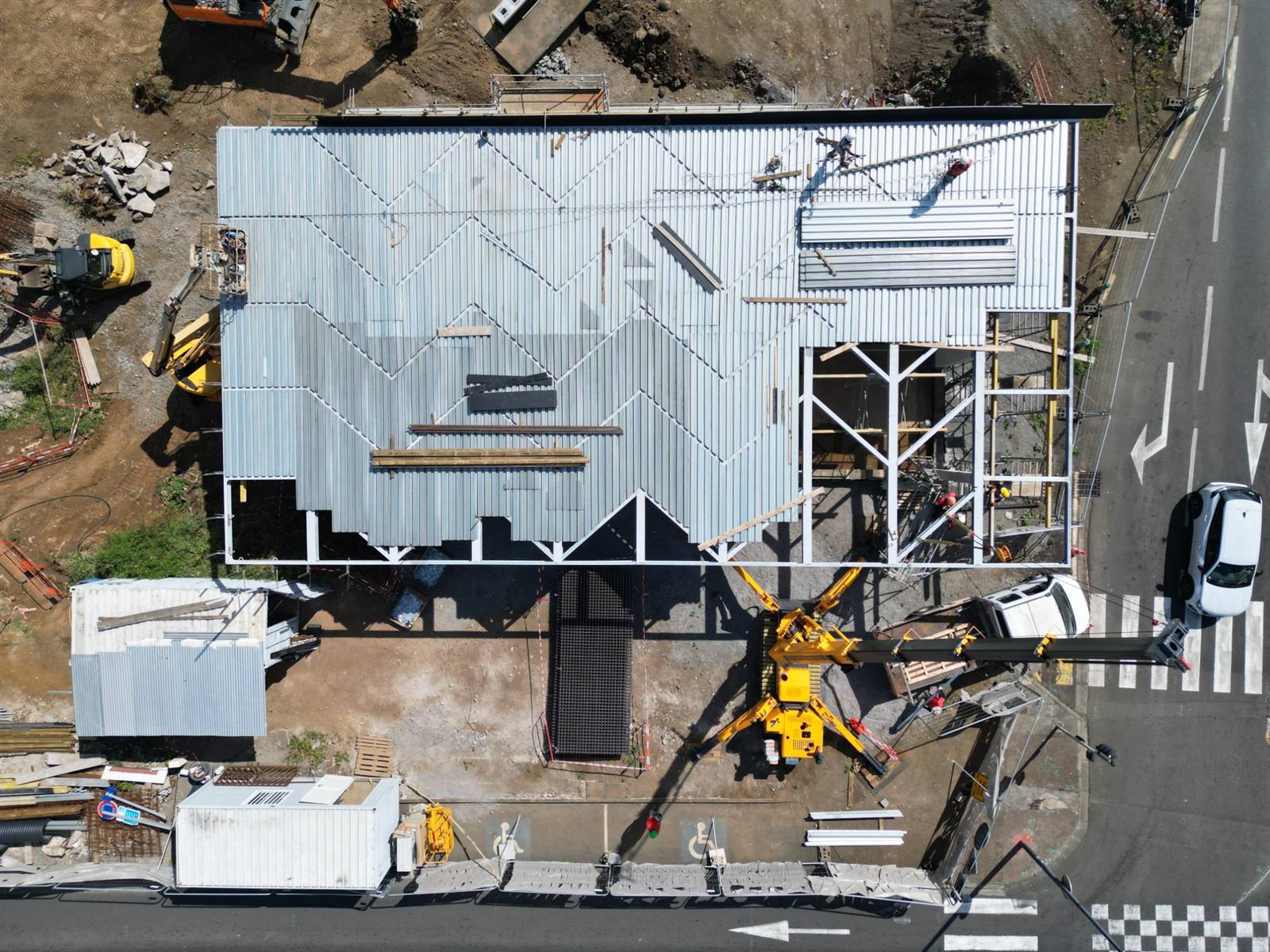Vue verticale de la charpente et de la couverture d'un bâtiment