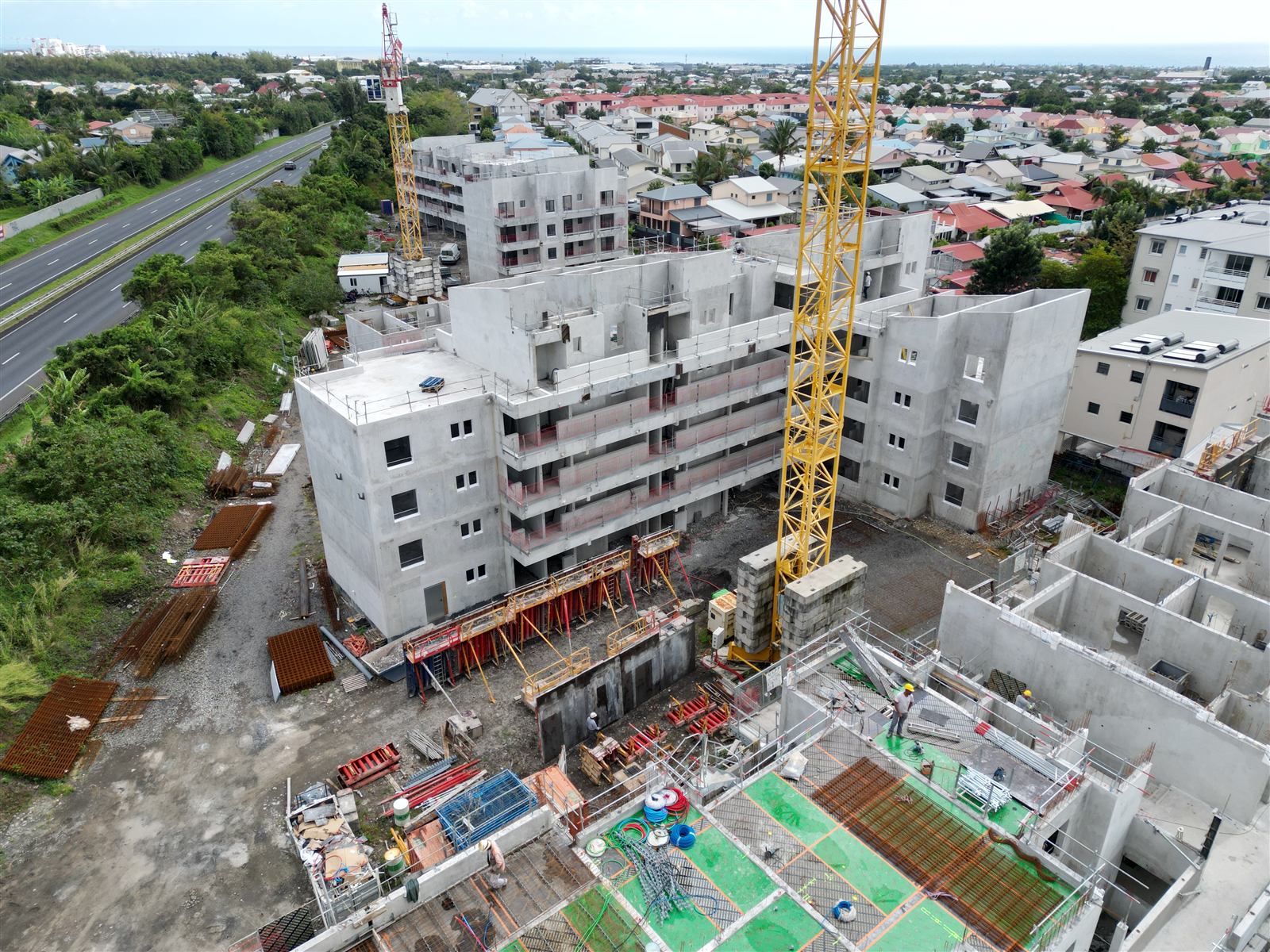 Vue d'ensemble des bâtiments de logements en construction avec la grue à tour
