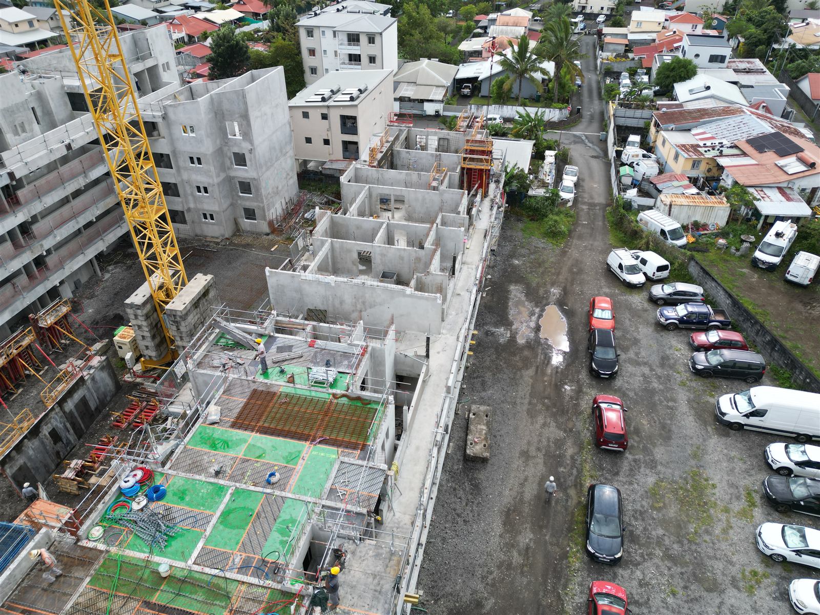 Plancher en cours de ferraillage et voiles béton