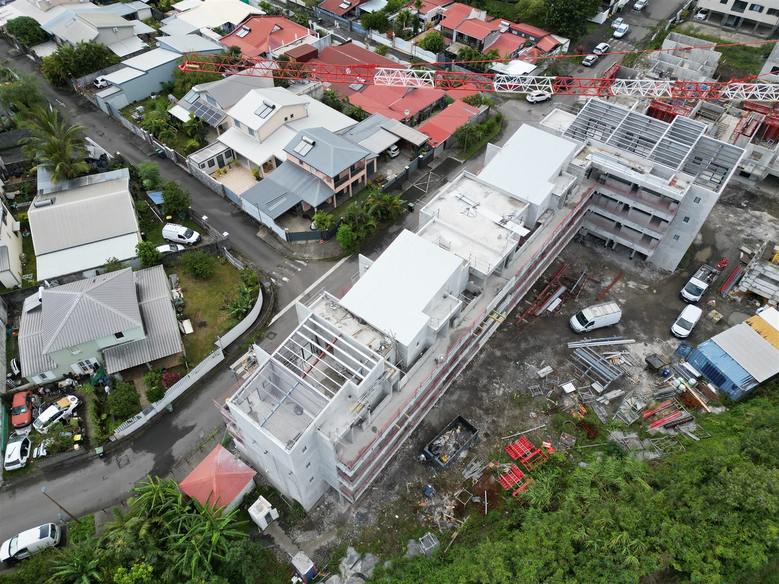 Bâtiment en cours de toiture vu du dessus