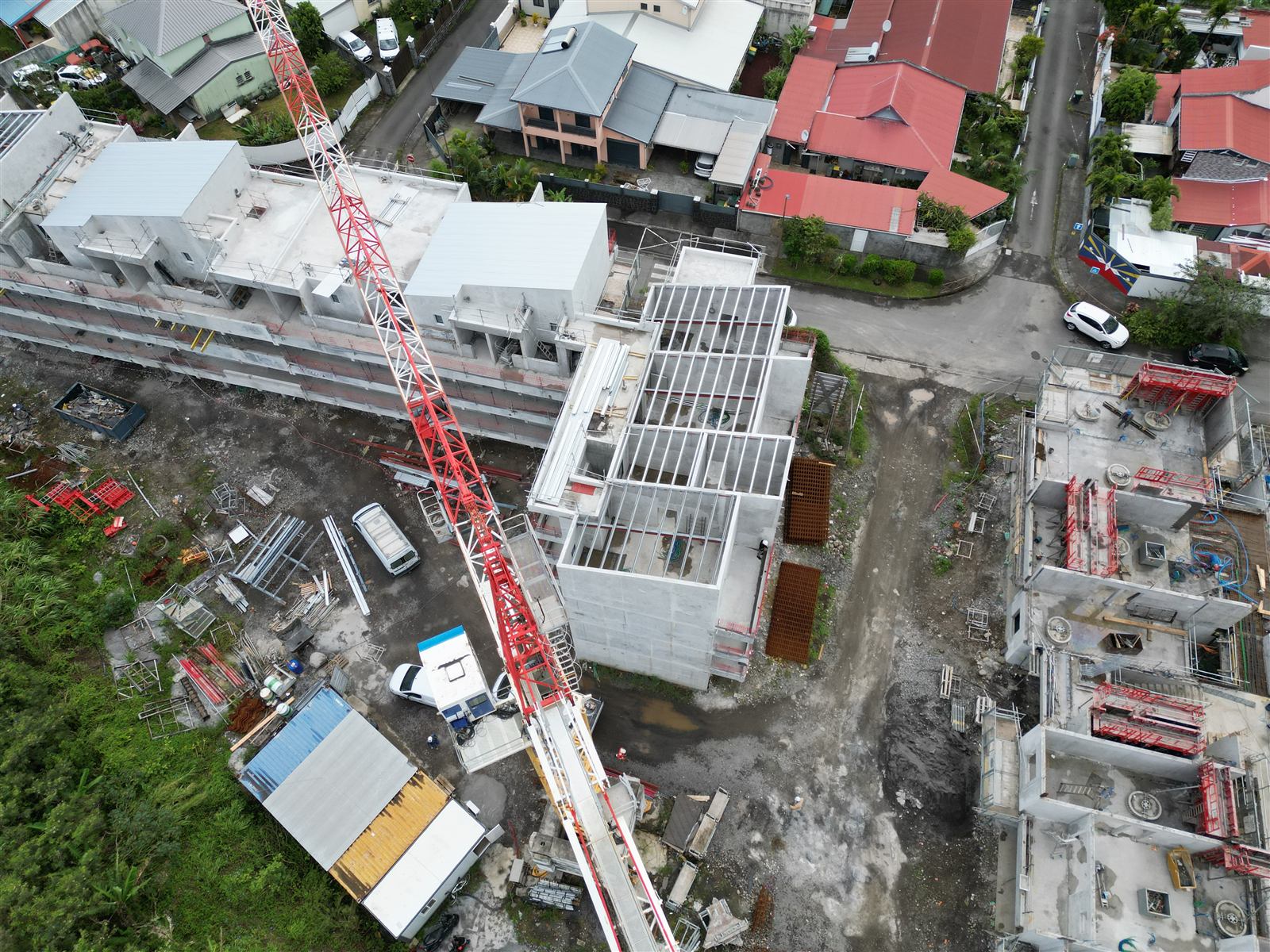 Grue à tour et bâtiment en fin de gros œuvre