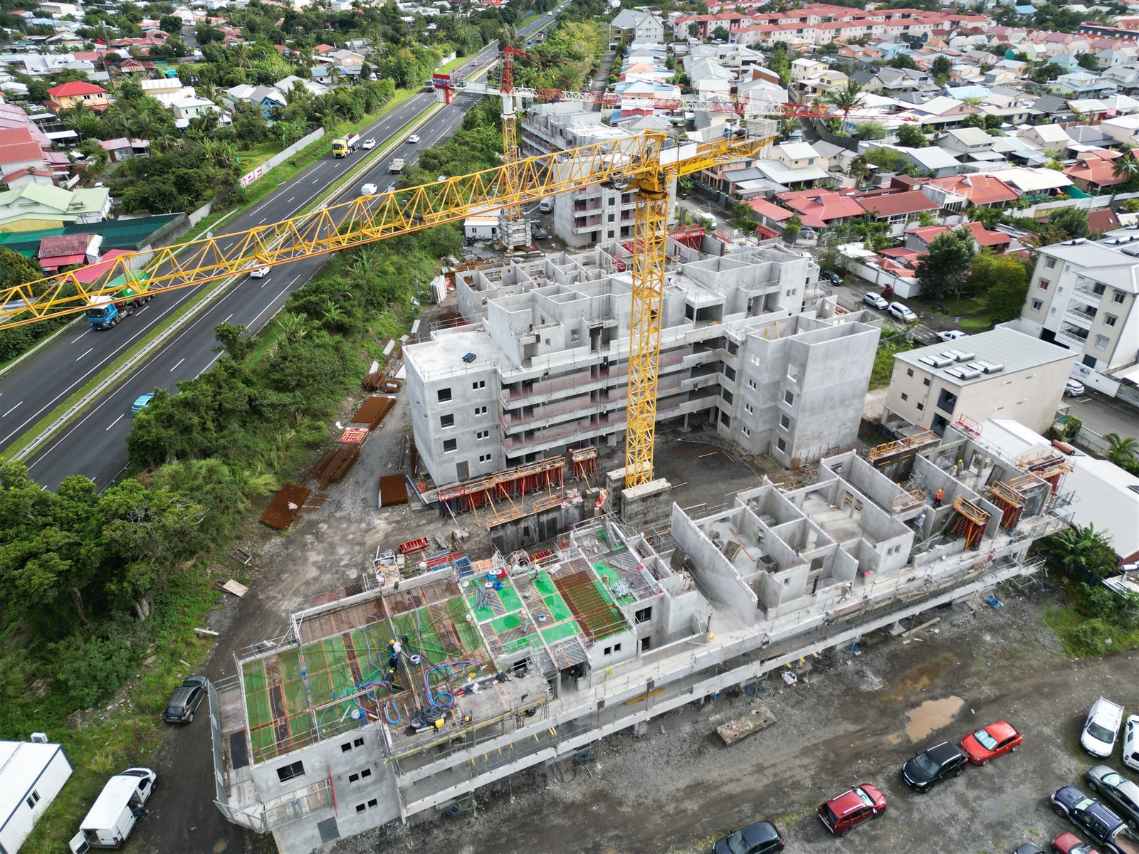 Chantier des logements avec la grue jaune et la voie rapide