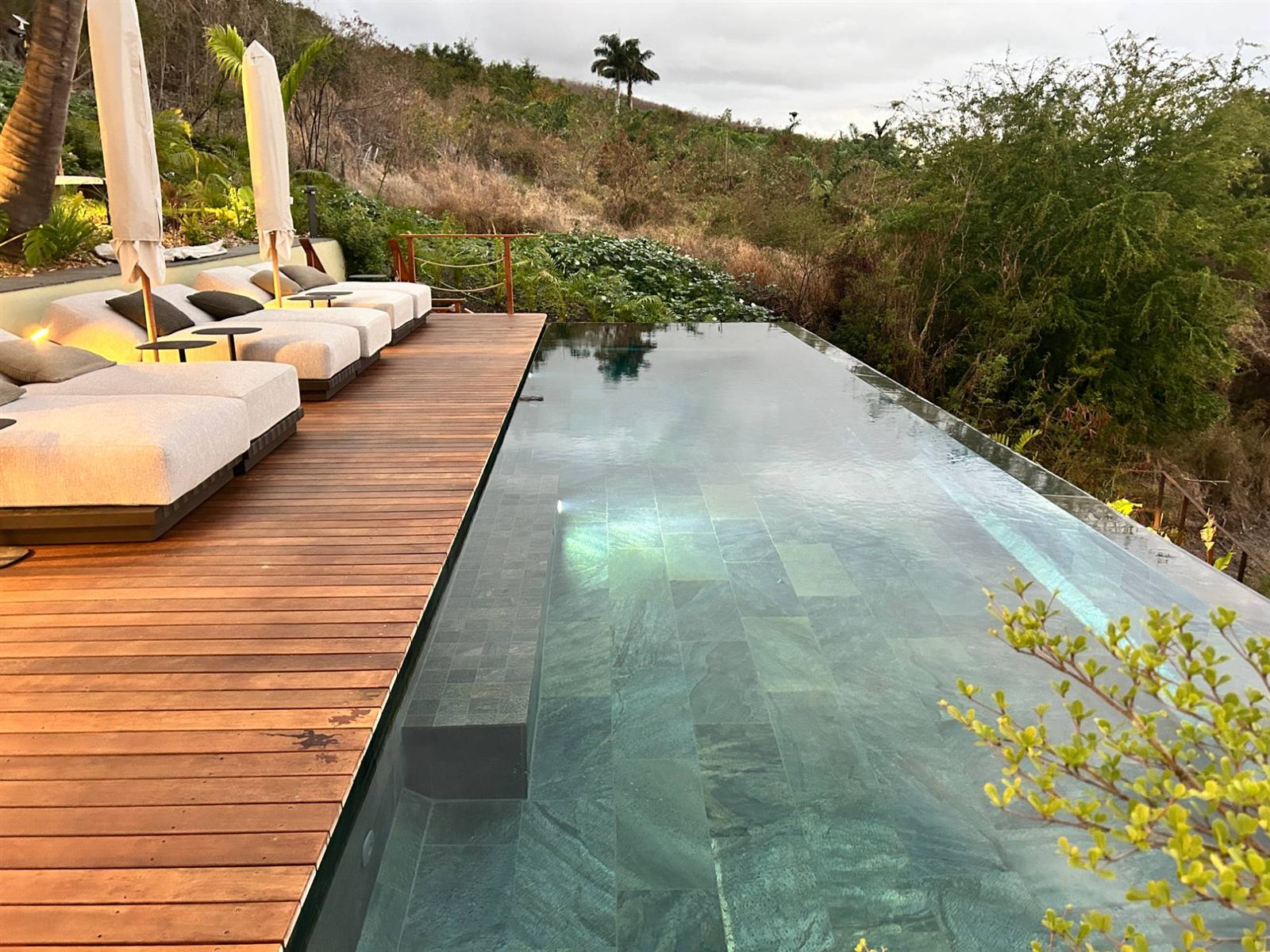 Piscine à débordement en pierre naturelle