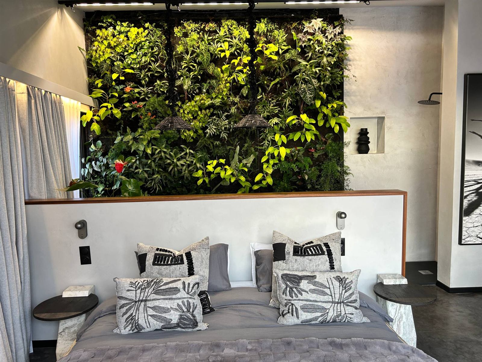 Chambre avec mur végétal en tête de lit